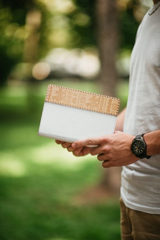 Kožené knižkové puzdro Čičmany iPad Air 2013 (1. generácie)