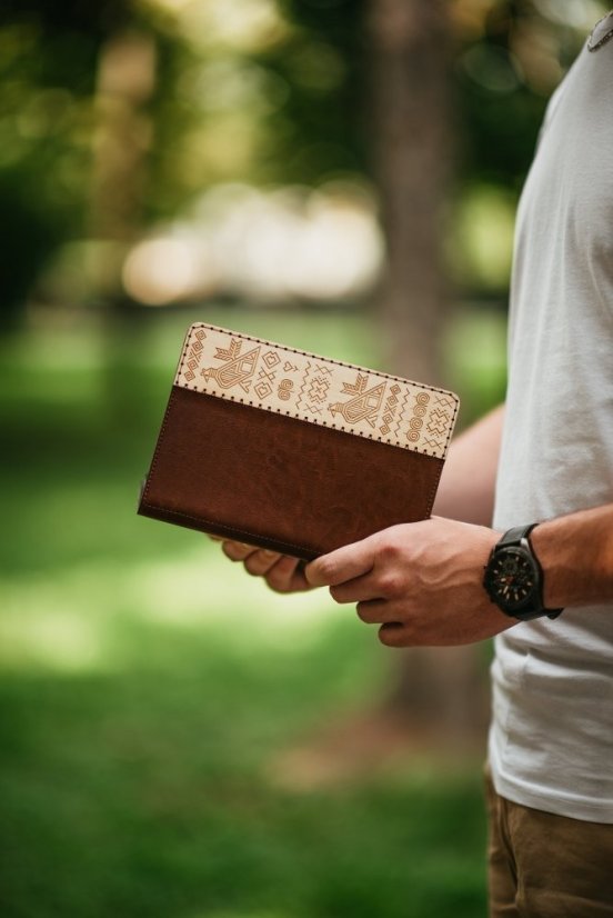 Kožené knižkové puzdro Čičmany iPad 2019 (7. generácie)