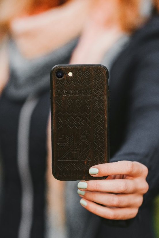 Drevený zadný kryt Totem iPhone 8