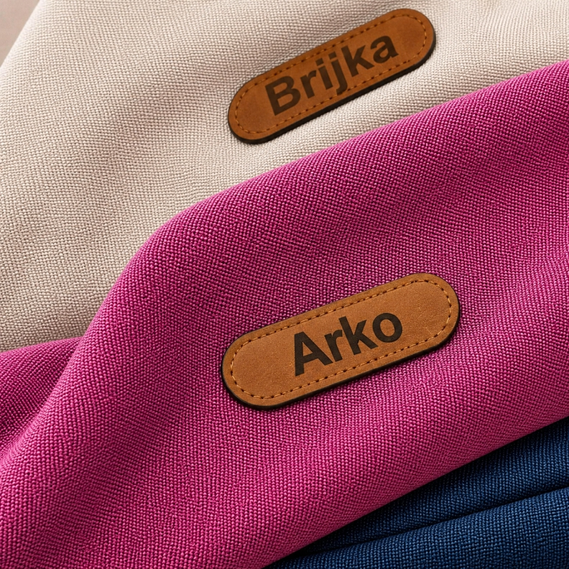 Personalizovaná kožená jmenovka na podložce