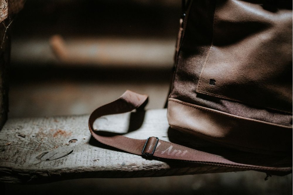 Voskovaná koža a čalúnnické plátno – vodeodolné materiály