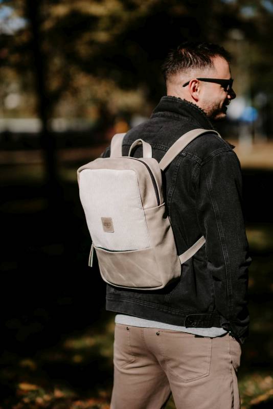 Polstrovaná priehradka na MacBook a vnútorné usporiadanie