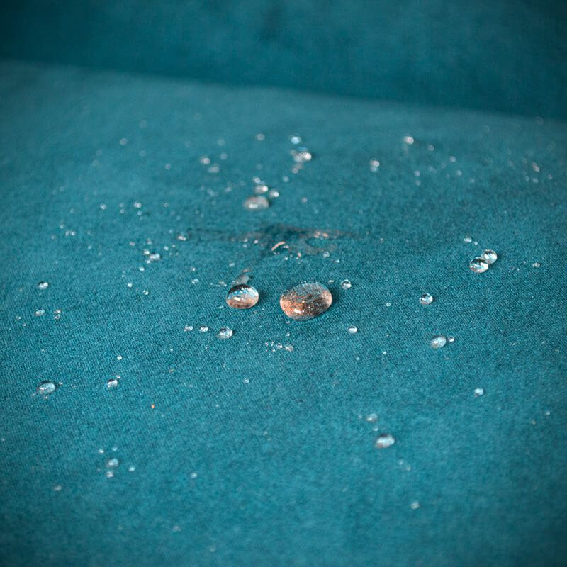 Vodoodpudivá úprava – kapky stékají po materiálu